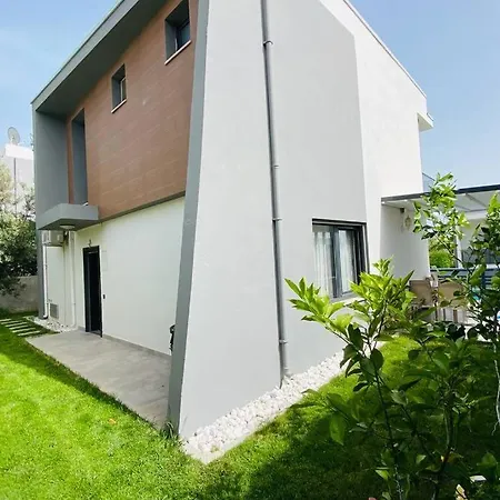 Kusadasi'nda Havuzlu Lux Miray B2 Kusadası