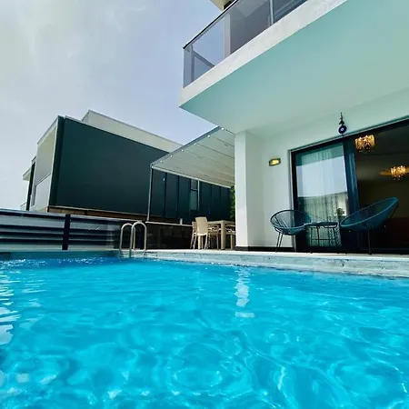 Kusadasi'nda Havuzlu Lux Miray B2